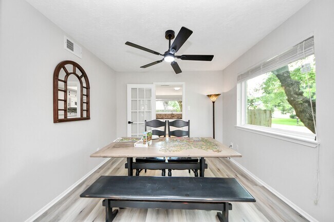 Building Photo - 1902 Kings Arms Way