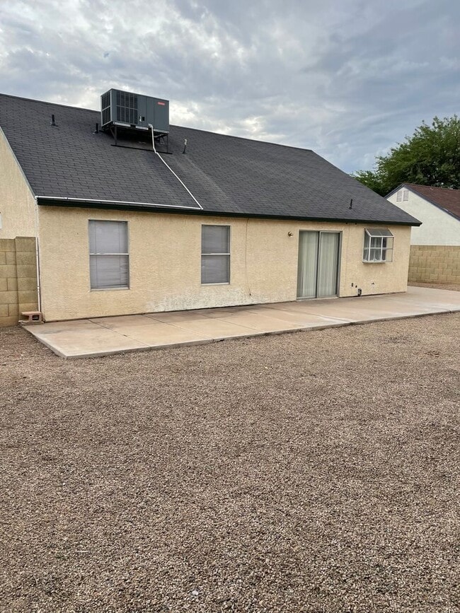 Building Photo - Charming 3 bed 2 bath single level home with RV Gate