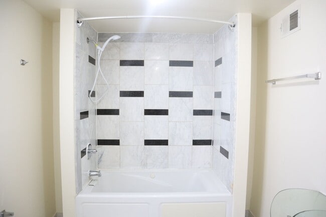 Building Photo - (Townhouse for Rent ) Simply Beautiful