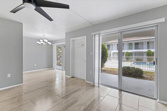 Building Photo - Charming Condo in Prime Sarasota Location ...