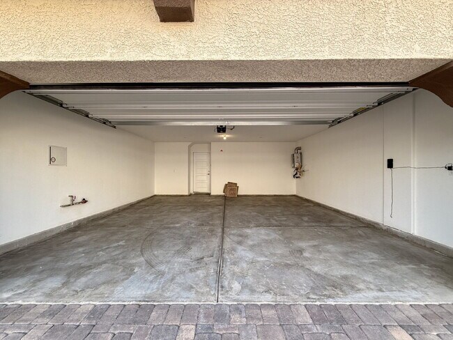 Building Photo - 3 BED 2.5 BATH 2 CAR GARAGE TOWNHOUSE IN CADENCE HENDERSON WITH LOFT