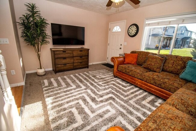 Building Photo - 592 Sunflower Rd