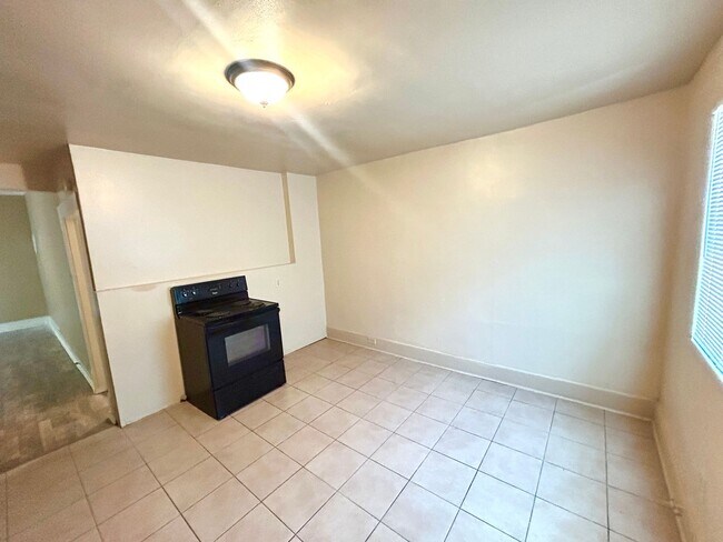 Building Photo - 1137 W Ashby Pl