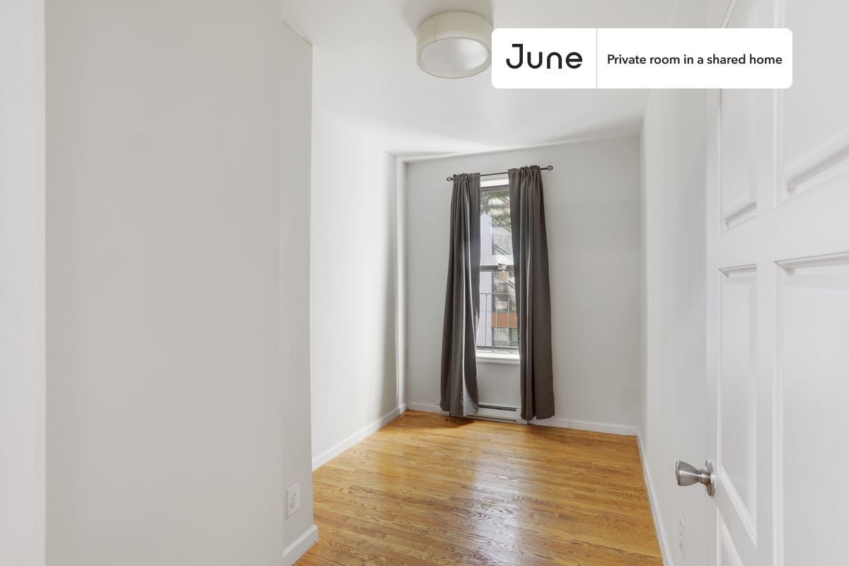 Building Photo - Private bedroom in 3 bed/1 bath Home