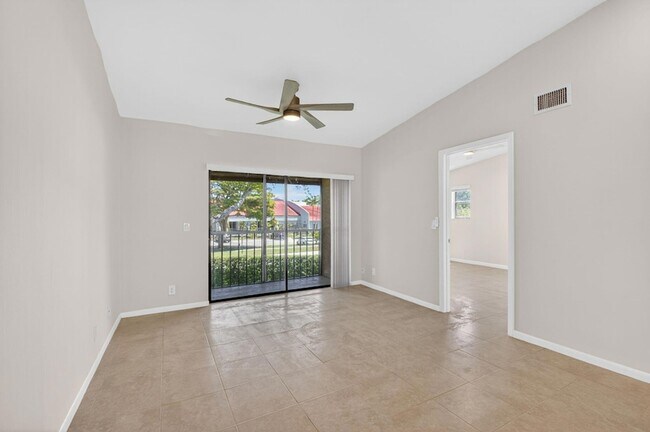 Building Photo - 6649 Somerset Dr