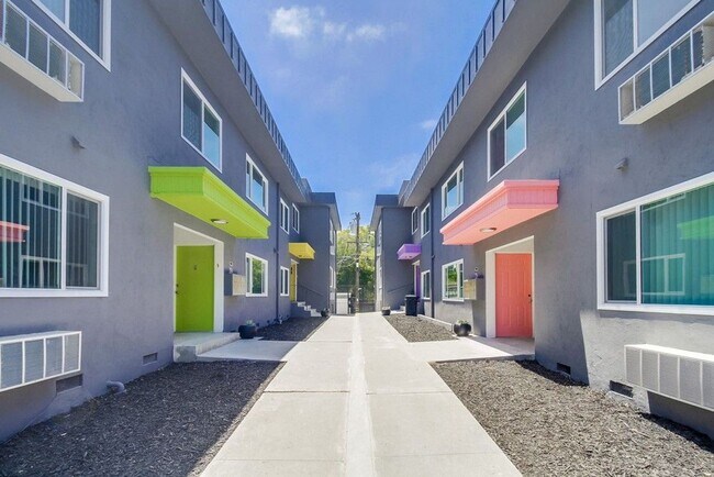 Building Photo - Duplet