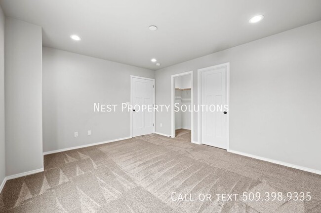 Building Photo - 3 Bed, 2.5 Bath Duplex, WSG and Landscapin...