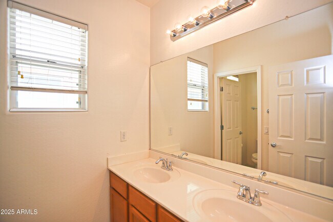 Building Photo - 1090 W Caroline Ln