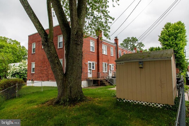 Building Photo - 1726 Redwood Ave
