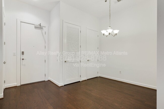 Building Photo - 711 Cosmopolitan Dr NE