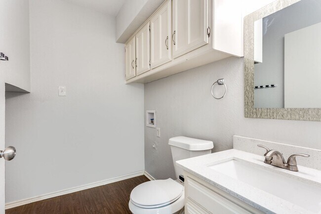 Building Photo - 2809 Meadow Park Dr