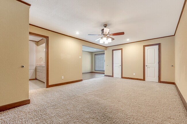 Building Photo - 516 S Post Oak Ln