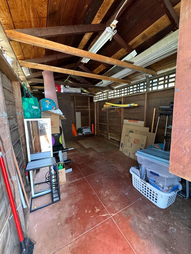 Building Photo - Charming detached single family Kaimuki 3 bdrm, 1 bath home on level lot