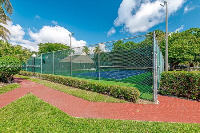 Building Photo - 2753 Parkview Dr S