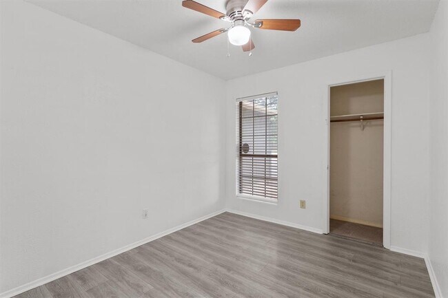 Building Photo - 701 Riverwood Dr