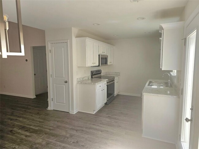 Building Photo - 175 Sawmill Ct N