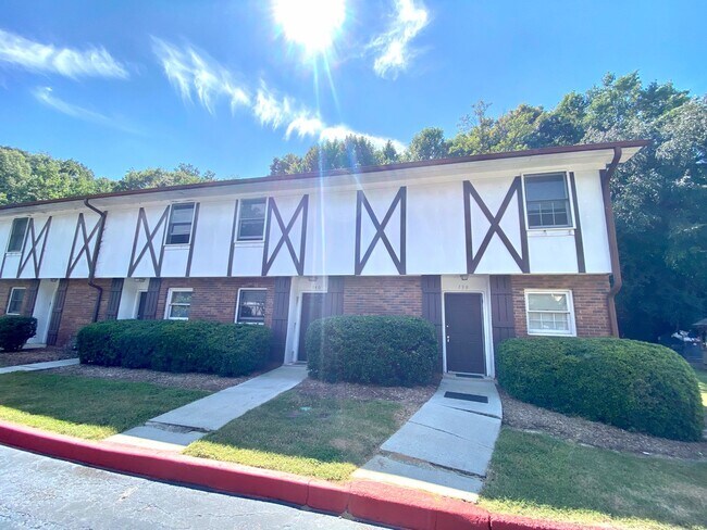 Building Photo - Flexible Lease Term Available for 2 Bed/1.5 Bath Townhome!