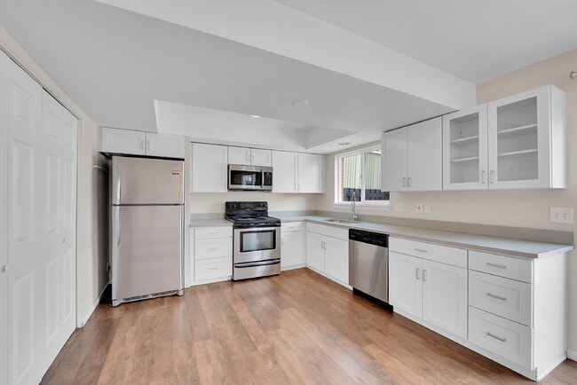 Building Photo - $2,550.00 - 4 Bedrooms, 2.5 Bathroom, Town...