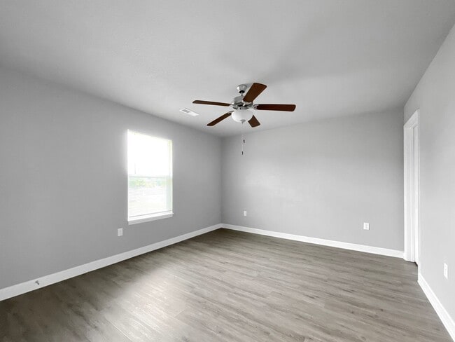 Building Photo - Charming 3BR/2BA Renovated Duplex | Ranch-Style Living in Colonial Gardens