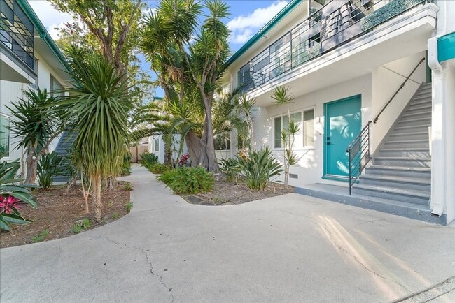 Building Photo - 1347 N Las Palmas Ave