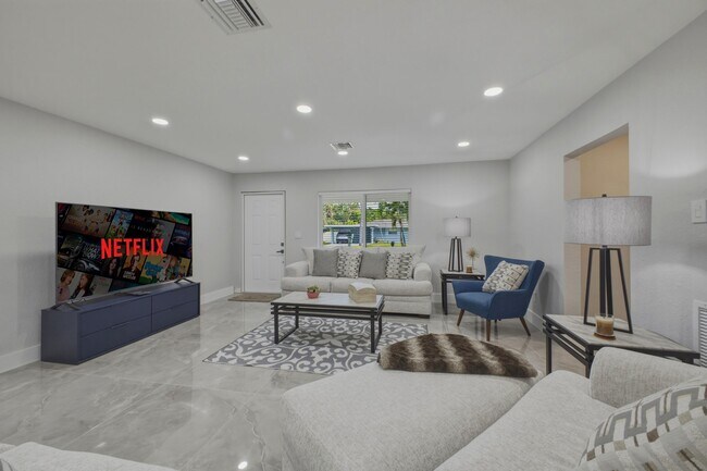 Building Photo - 632 Las Palmas Park