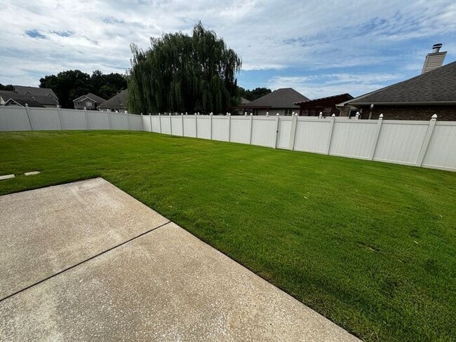 Building Photo - Near Redstone Arsenal Gate 1 with fence, storm shelter and AMAZING spa shower in primary suite