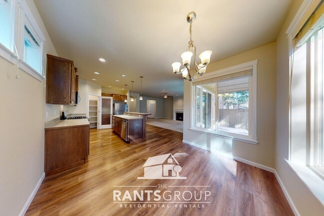 Building Photo - Beautiful 5 Bedroom 4 Bath Home in the sou...