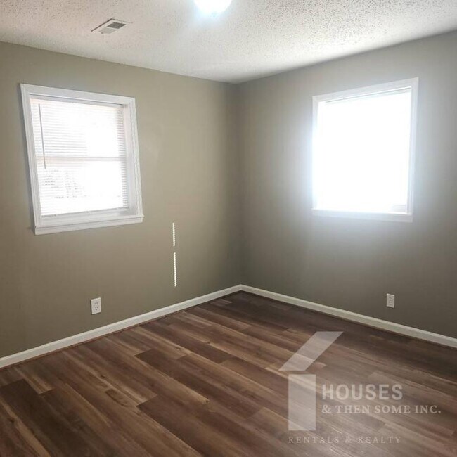 Building Photo - 4 Fargo Cir