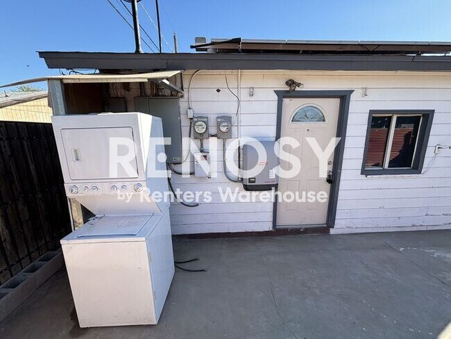 Building Photo - Modern, Solar Energy, 2-Bedroom detached Casita!