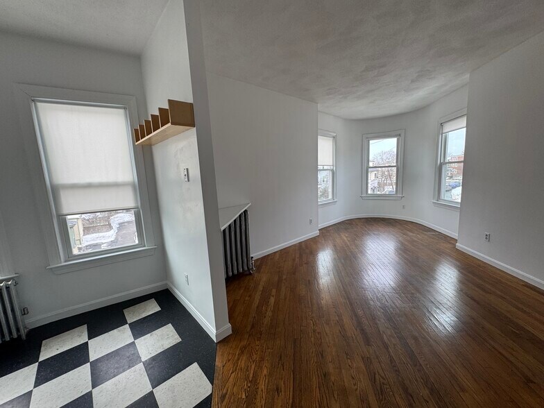 Building Photo - 146 Oxford St