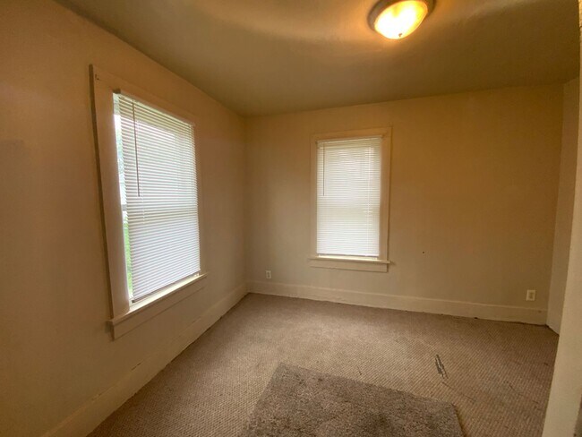 Building Photo - 3-Bedroom, 1-Bathroom Home – $950/Month - MISHAWAKA