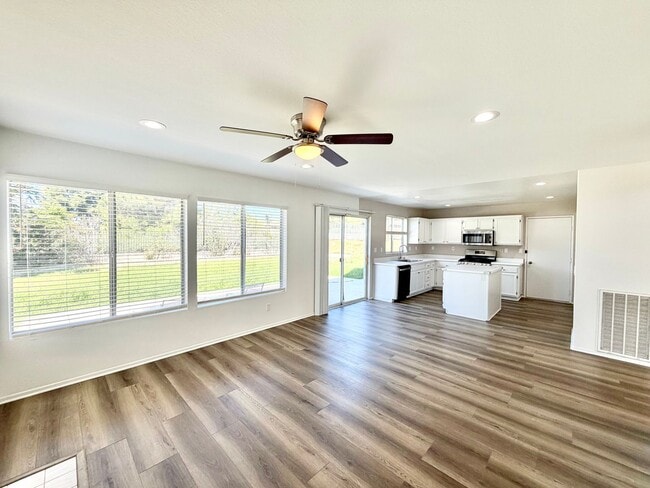 Building Photo - Stunning 4 Bedroom Home in California Tradewinds