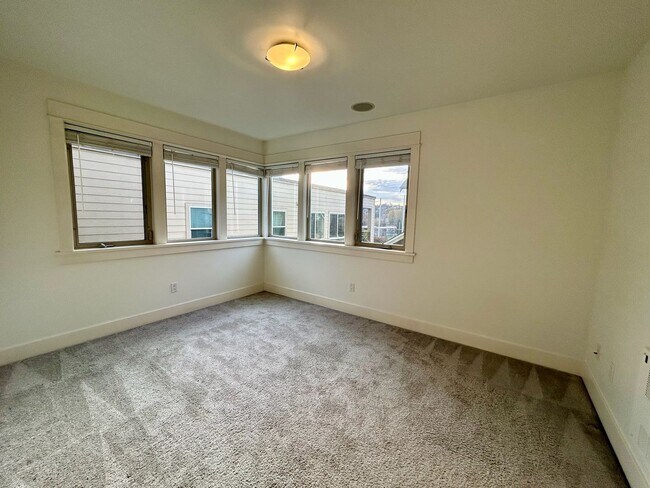 Building Photo - Queen Anne Townhouse