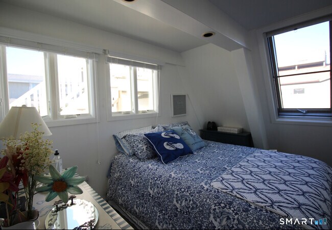 Building Photo - 147 Captains Dr