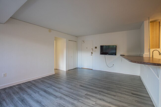 Building Photo - Lovely 1 BR/1 BA Lower Level Condo in Glov...