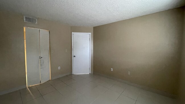Building Photo - 250 Palm Cir W