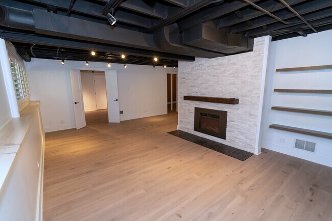 Building Photo - 656 Golf Ln