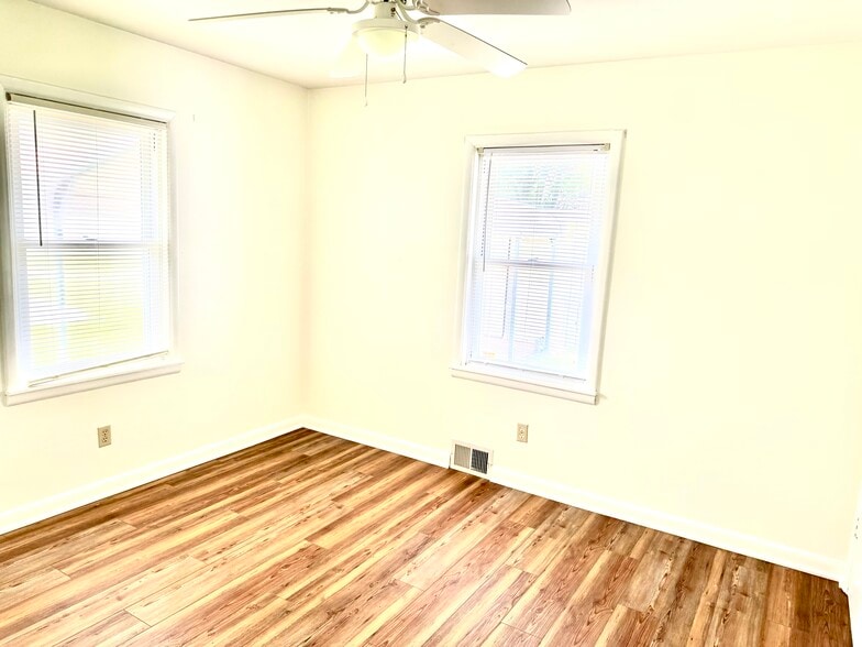 Building Photo - 2700 Castlewood Pl