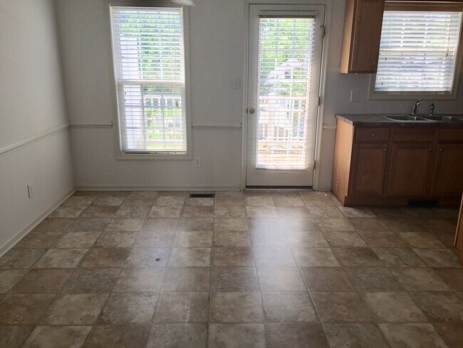 Building Photo - 4 Bedroom 3.5 Bath end unit- Available Aug...