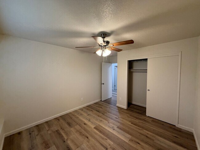 Building Photo - Fully remodeled single story located in Lakewood School District!