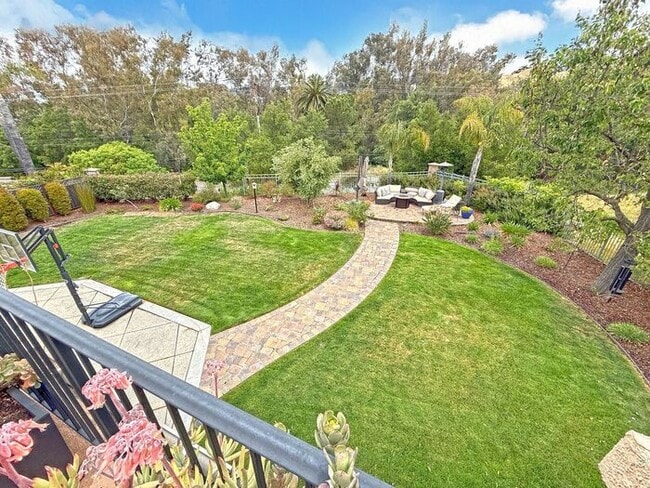 Building Photo - 5881 Capilano Dr