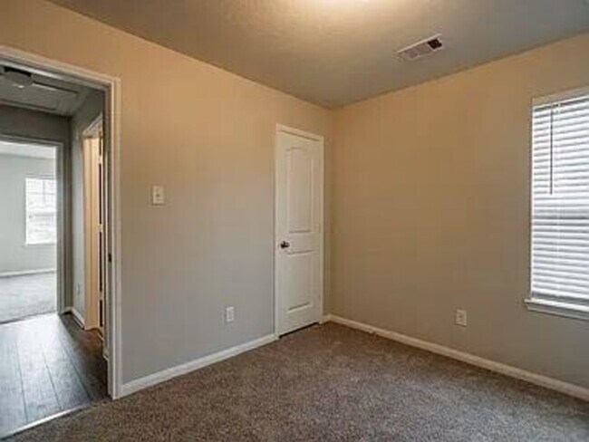 Building Photo - 976 Lake View Cir W