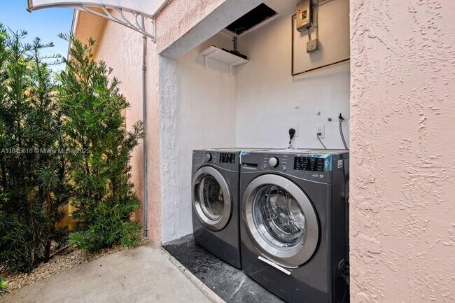 Building Photo - 817 Tequesta St