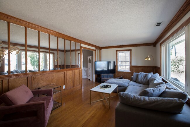 Building Photo - 318 E Millbrook Rd
