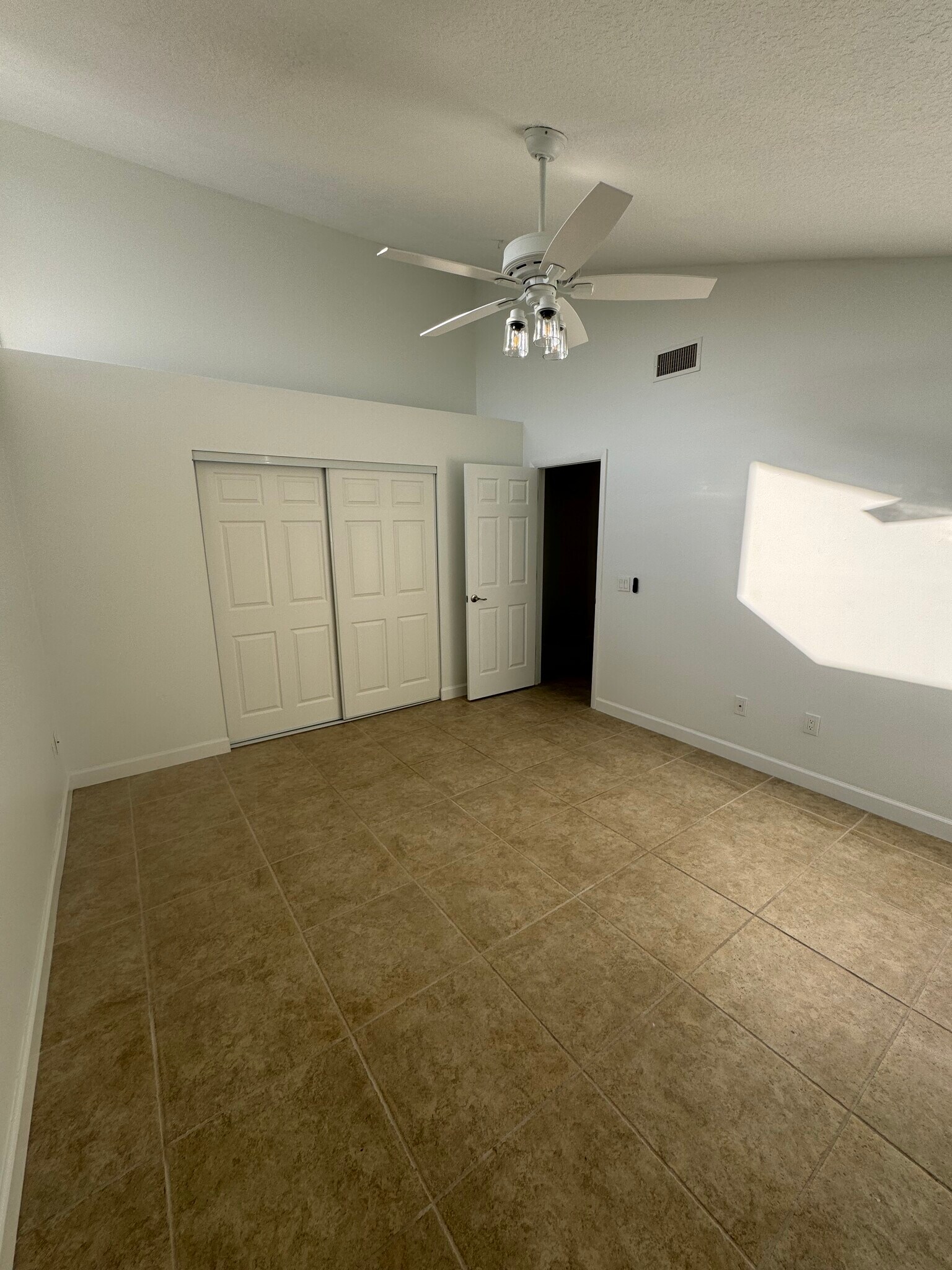 guest room - 5604 Eagle Lake Dr