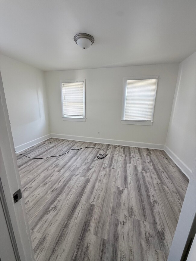 Building Photo - 211 Oakwood Ave