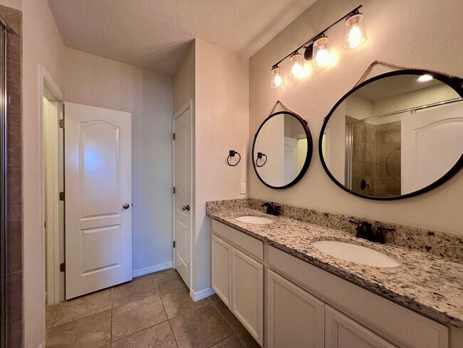 Building Photo - Gorgeous 3 bedroom, 2½ bath, 2 STORY townhome