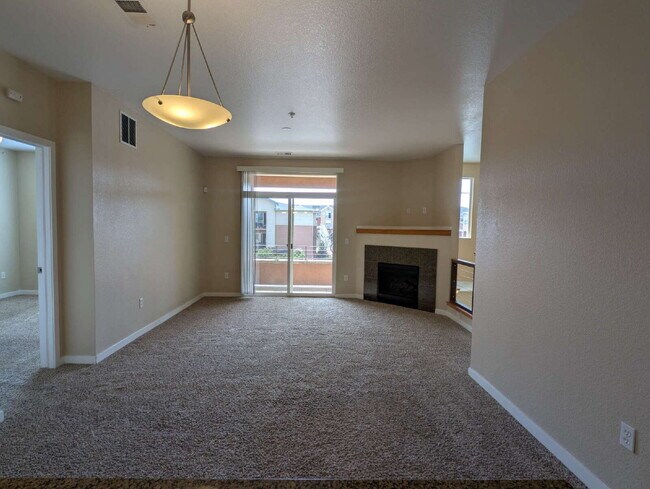 Building Photo - Beautiful 2BD/2BA Condo with Garage in Parkhill