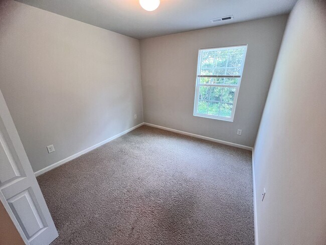 Building Photo - Gorgeous 3 bedroom, 2 1/2 bathroom two-story home in Winston Salem