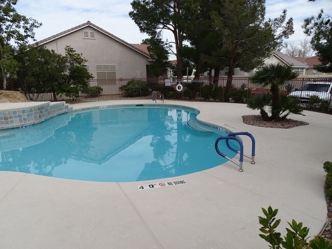 Building Photo - Beautiful One Story 2 Bedroom Townhome Wit...